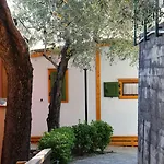 Lo Scoglio Hotel *